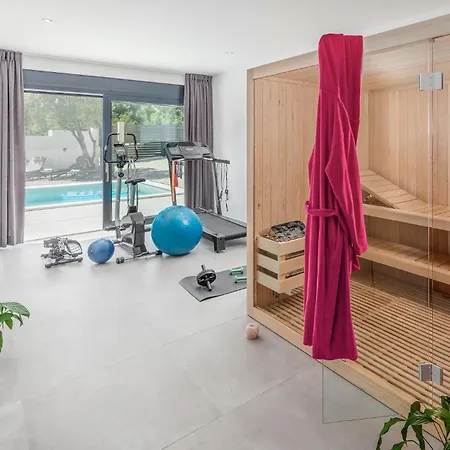 Casa vacanze Amazing In With Outdoor Swimming Pool *