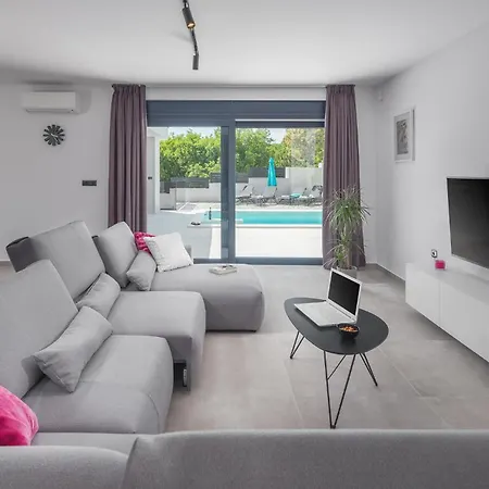 Casa vacanze Amazing In With Outdoor Swimming Pool *